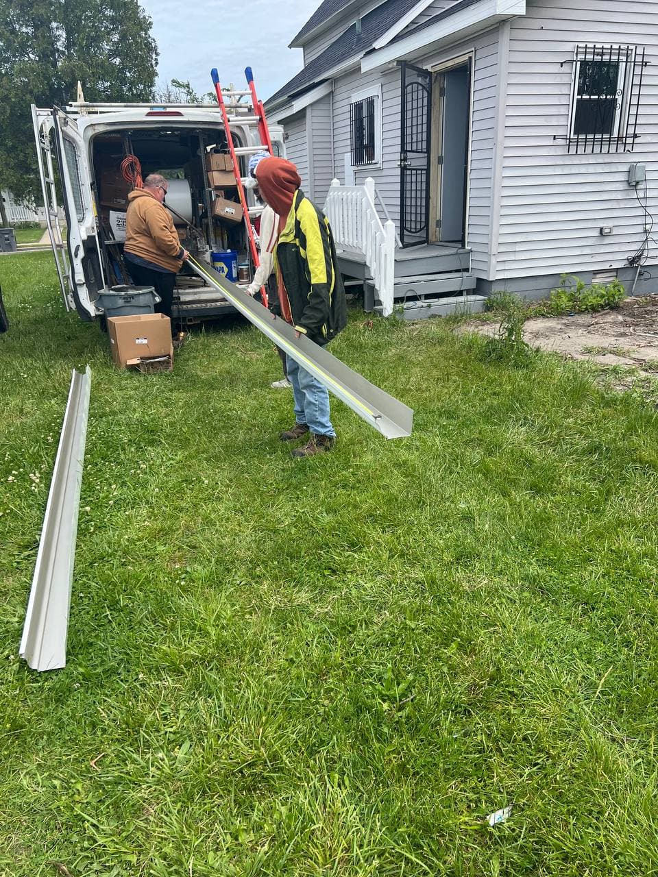 Carrying a seamless gutter run on site